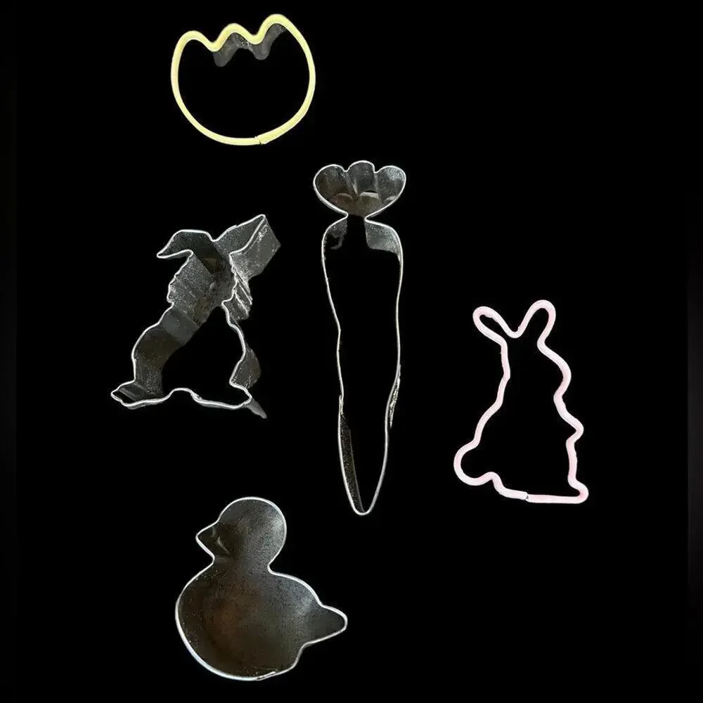 Set of 19 metal/aluminum cookie cutters‎ various shapes animals hearts vehicles